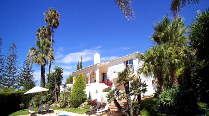 Andalusian villa in long-established urbanization El Rosario, Marbella