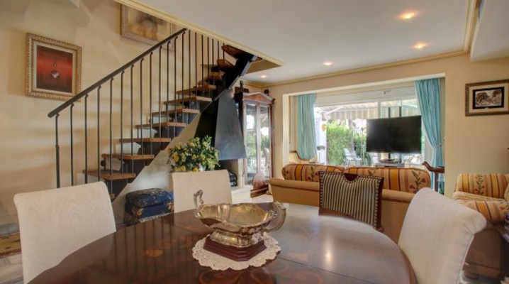 Lovely west facing townhouse situated in the middle of the Golden Mile