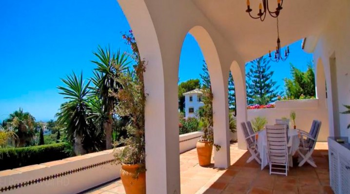 Andalusian villa in long-established urbanization El Rosario, Marbella