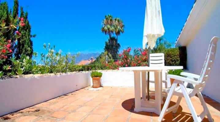 Andalusian villa in long-established urbanization El Rosario, Marbella