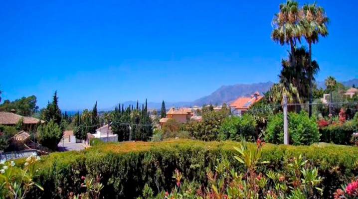 Andalusian villa in long-established urbanization El Rosario, Marbella