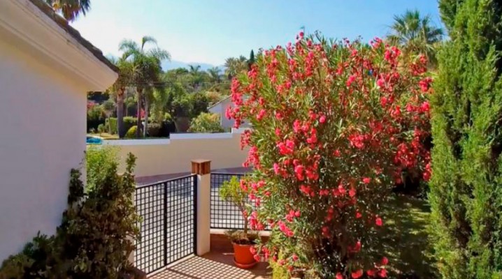 Andalusian villa in long-established urbanization El Rosario, Marbella