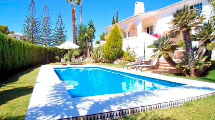 Andalusian villa in long-established urbanization El Rosario, Marbella