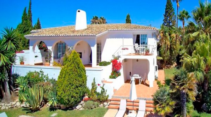 Andalusian villa in long-established urbanization El Rosario, Marbella