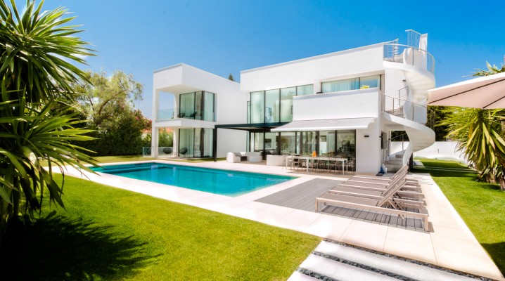 Top class luxury villa located beach side between Puerto Banus and SanPedro