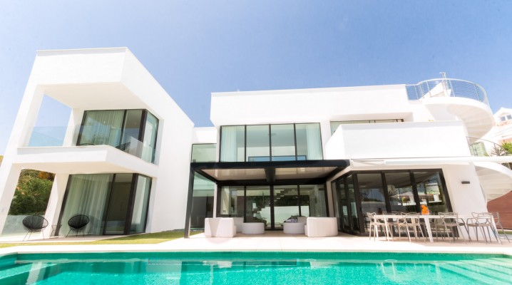 Top class luxury villa located beach side between Puerto Banus and SanPedro