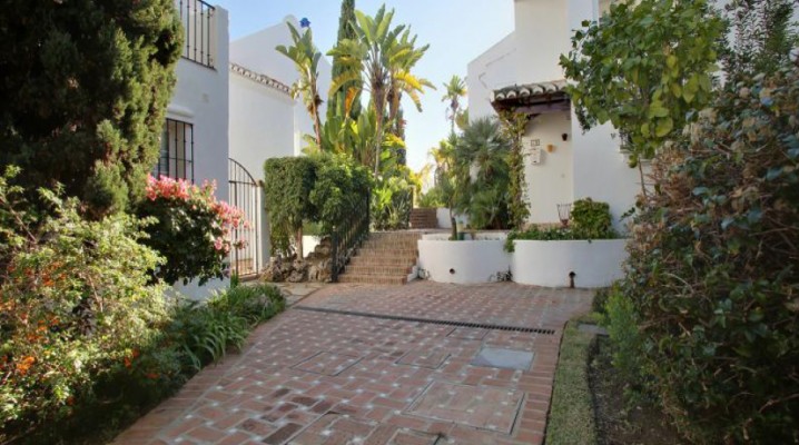 Lovely west facing townhouse situated in the middle of the Golden Mile