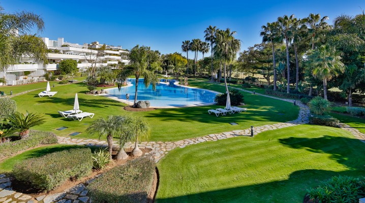 Luxury apartment in Los Grandos Golf, Nueva Andalucia, Marbella