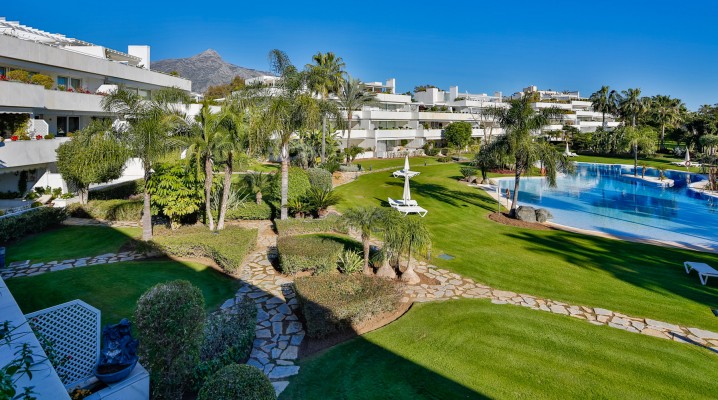 Luxury apartment in Los Grandos Golf, Nueva Andalucia, Marbella